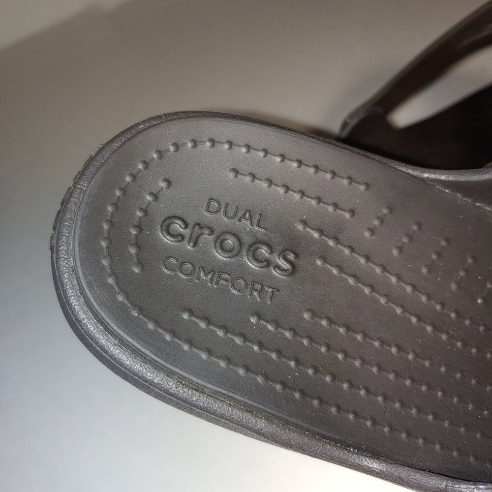 Crocs Dual Comfort Gold Tone Medallion Black Wedge Flip Flop Sandals Sz 10 - Picture 4 of 7